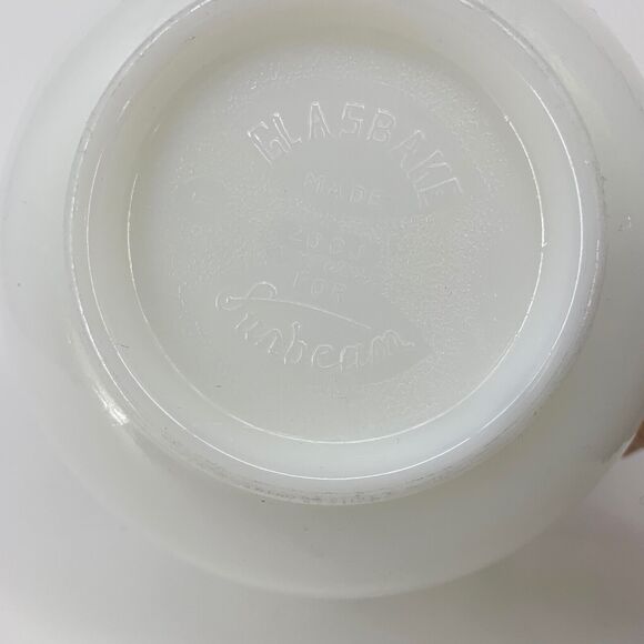 Vintage Glasbake 20 CJ for Sunbeam Milk Glass Mixing Bowl with Pour Spout - Picture 4 of 9